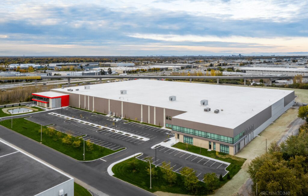 Vue extérieure d’un immeuble industriel à Montréal (Québec)